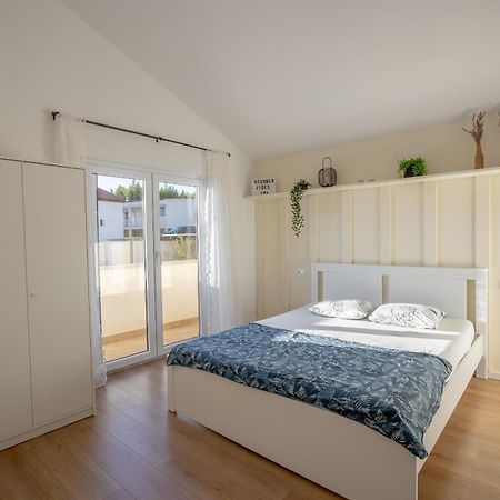 Апартаменти Apartman Rojo Оміш Екстер'єр фото
